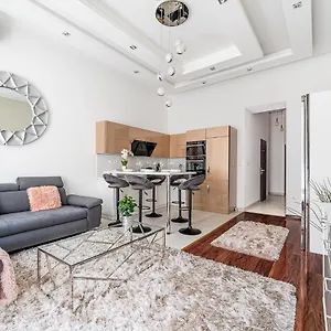 Luxury With Free Garage And Balcony In The Center בודפשט